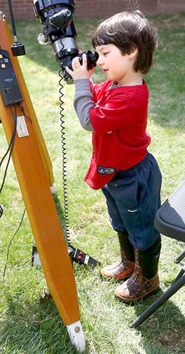 Astronomy-Day-kid-observing-ST_v2.jpg